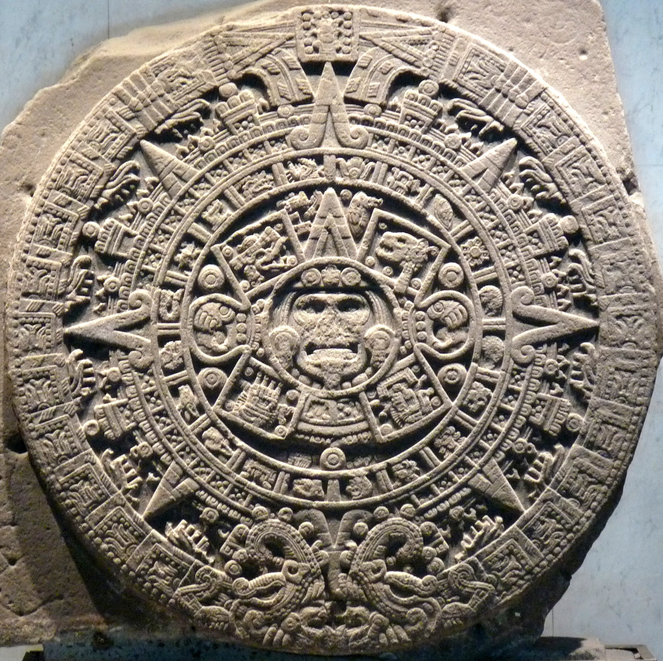 Камни солнца и луны. Камень солнца ацтеков. Солнечный камень ацтеков. Камень солнца ацтеков музей Мехико. Солнечный камень древних ацтеков.
